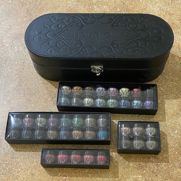 Younique Black Embossed Makeup Case w/Colorful Eyeshadows, Blush and Concealer - Picture 1 of 7